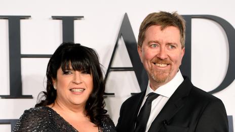 Мъжът на Е. Л. Джеймс ще бъде сценарист на „Петдесет нюанса по-тъмно“