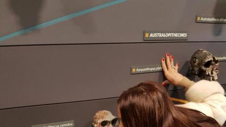 Чар или бедствие: Мария целува черепи!?