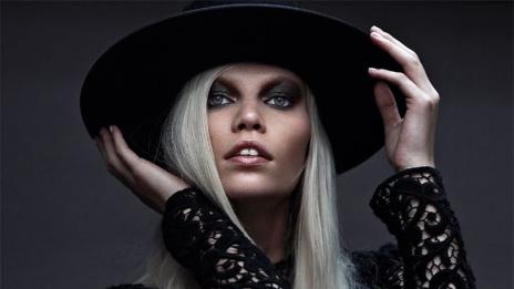 Платинено русо в черна „опаковка”