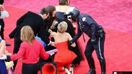 Дженифър Лорънс се спъна и тази година на „Оскар“-ите (видео)