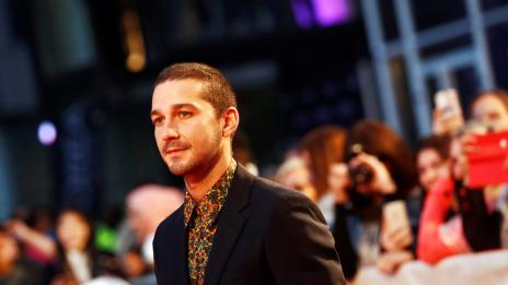 Звездата от „Трансформърс“ Шиа Лабьоф  остана без гадже