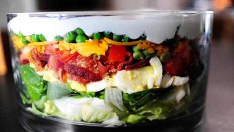 Колоритна салата на редове