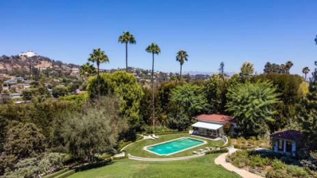 Анджелина оглежда историческо имение в Лос Анджелис