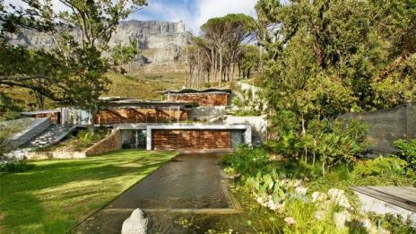 Къща-хамелеон сред уникална природа