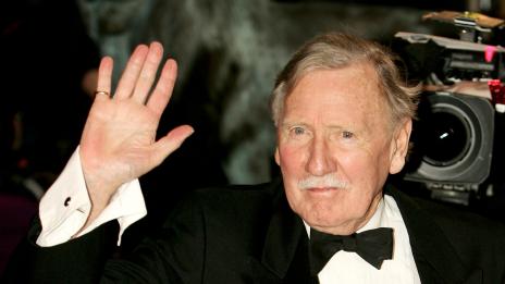 Момиче на Бонд се отровило  с течност