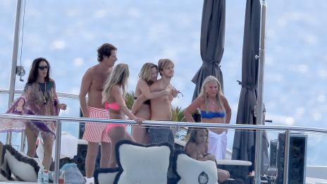 Кейт Мос се натиска с богат младок