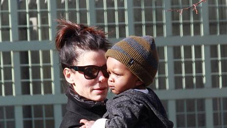 Сандра Бълок живее за Луис