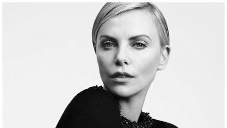 Чарлийз Терон – уловена в страстна целувка