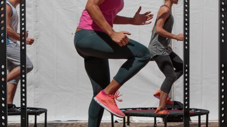 За по-стегнато тяло – скачайте на батут