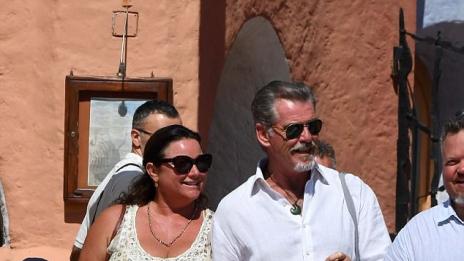 23 години любов: Пиърс Броснан на плаж с жена си