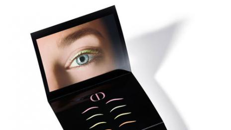 Цветна очна линия под формата на лепенка