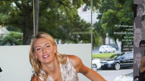 Мария Шарапова поигра тенис на високи токчета