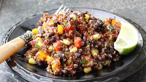 Салата с червена киноа и черен боб