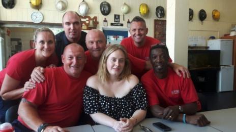 Адел отнесе торта на пожарникарите от „Гренфел Тауър“