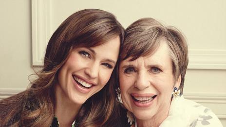 Дженифър Гарнър позира с майка си и сестрите си