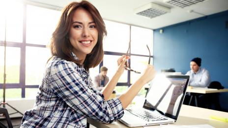 Какво е онова, което пречи на жените да се издигнат в кариерата?