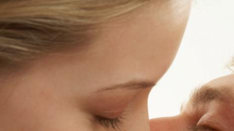 Целувка за 10 секунди = 80 милиона бактерии