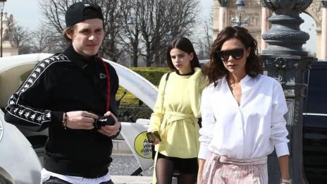 Виктория и Бруклин Бекъм се разходиха из Лувъра в Париж