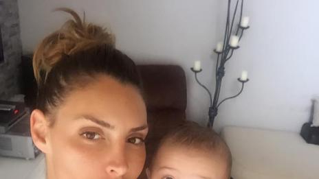 Черната Златка поръчва храната на бебето от чужбина