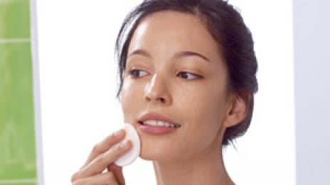 Мазната и акнеична кожа изисква специални грижи