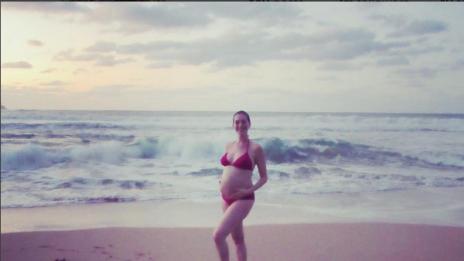 Ан Хатауей позира по бански и издут корем