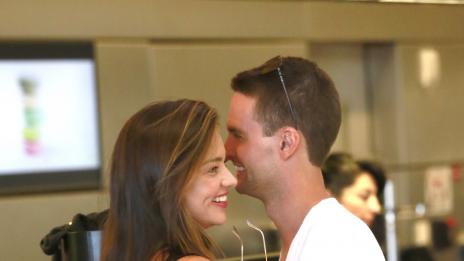 Миранда Кер представи гаджето на родителите си