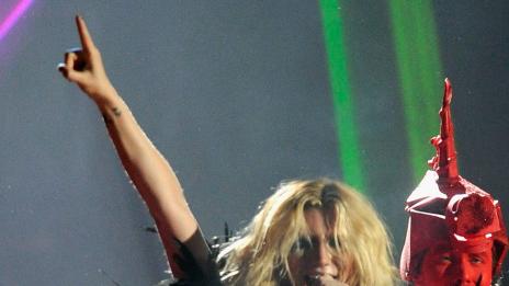 Кеша плашела мъжете