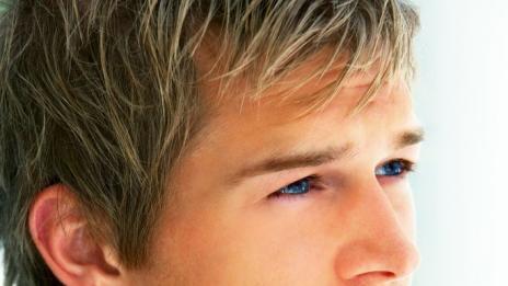 Красивият мъж пише добре