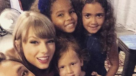 Джесика Алба и Кейт Хъдсън заведоха децата си на концерта на Тейлър Суифт