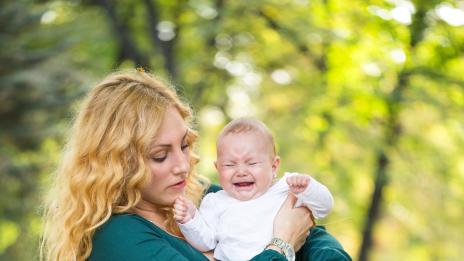 Осъждат ли ви другите, когато бебето ви плаче?