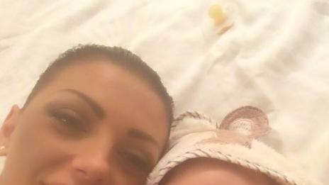 Емануела показа сина си