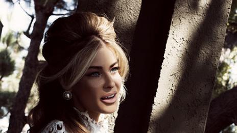 Сексбомбата Кармен Електра се навлече