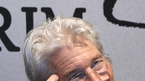 Ричард Гиър продава на търг китари