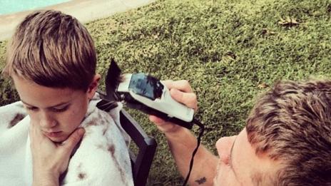 Райън Филип сам подстригва сина си