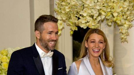 Райън Рейнолдс разсмива жена си и в леглото