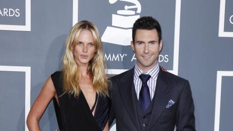 Адам Левин: Дженифър Лав Хюит е агресивна