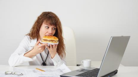 Стресът в работата прави жените по-лакоми
