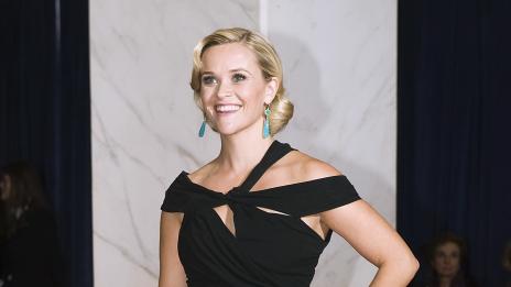 Бременната Рийз блести на червения килим