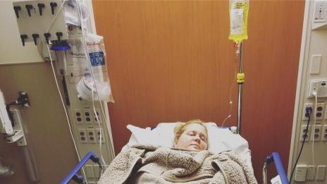 Приеха бременната Ейми Шумър в болница