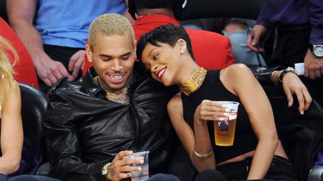 Риана иска от Крис Браун да избягва бившата си