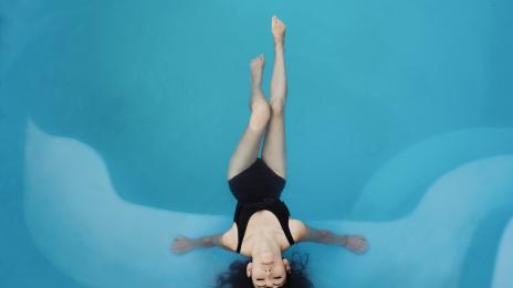 Можем ли да плуваме по време на менструация?