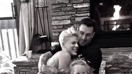 Пинк прекара Нова година в семейна идилия