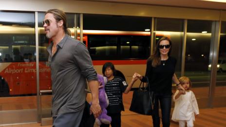 Шайло плаче нощем по скайп на татко Брад