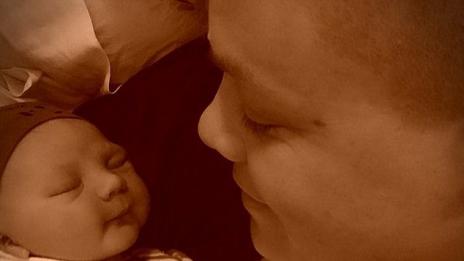 Пинк роди момченце, похвали се с първи кадри на бебето