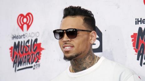 Пуснаха Крис Браун срещу $250 хиляди