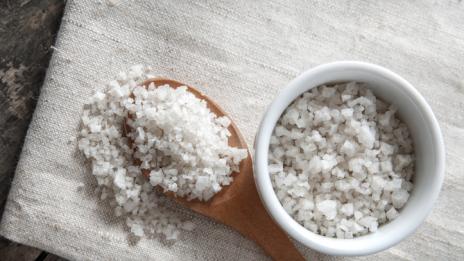 Какво се случва с тялото ви, ако прекалявате със солта?