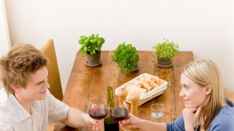 Мъжете хапват по-обилно в женска компания