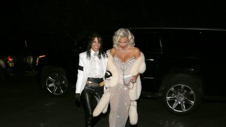 Сестри Кардашян като Майкъл Джексън и Мадона