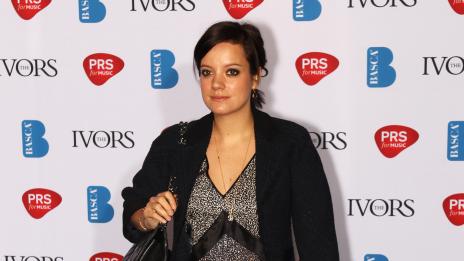 Лили Алън нае 12-годишен диджей за сватбата си