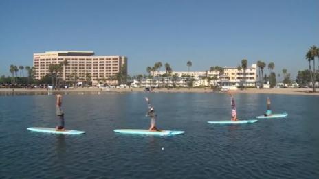 Йога на сърф във водата – те го правят! (ВИДЕО)